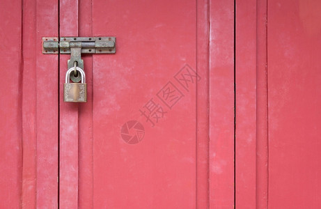 装有锁着木门的红色材家挂锁建筑学图片