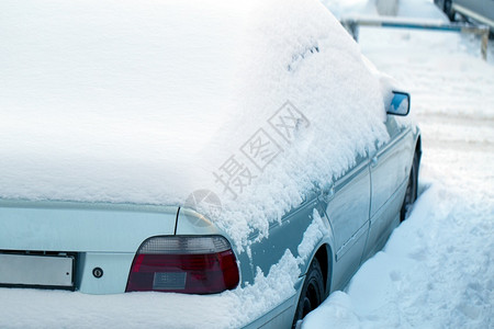 车被雪覆盖寒冬季暴风雪过后停泊车城市重度设计图片