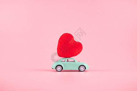 浪漫汽车玩具上的红心形装饰图片