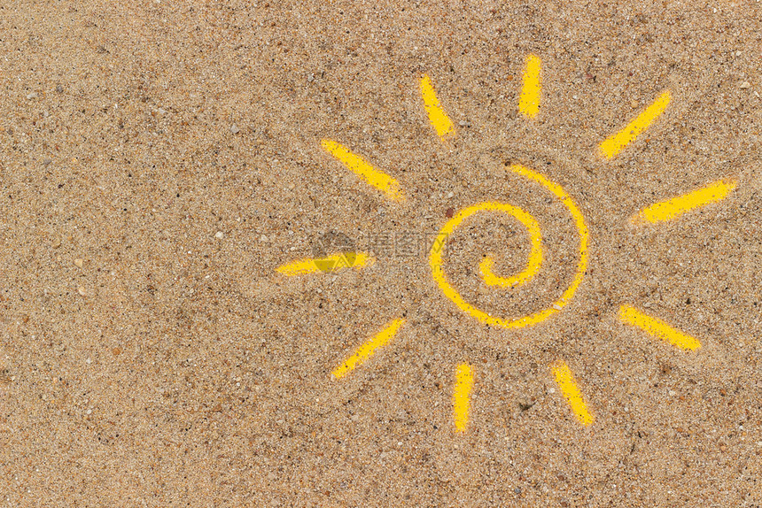 假期沙子上绘制的太阳标志创意顶视图复制空间沙子上绘制的太阳标志复制空间涂海岸图片