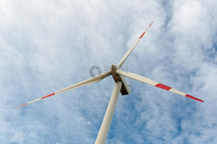 环境的清除蓝色天空风力涡轮机的近视肖像高德纳图片