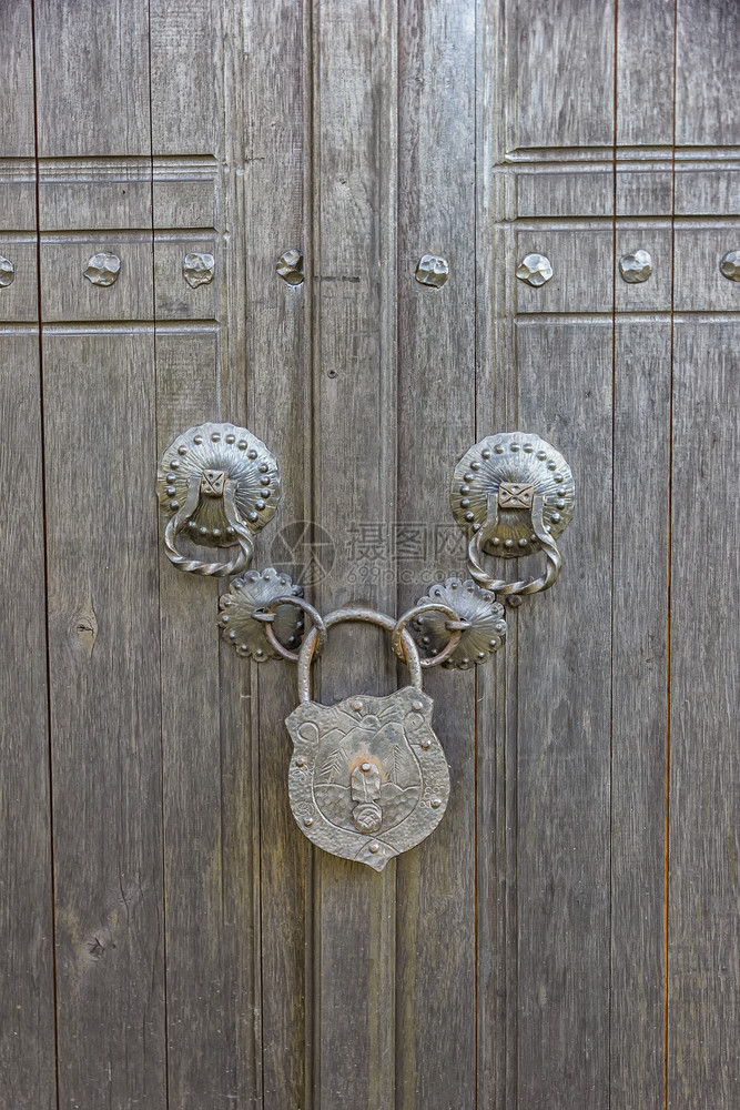 安全闩锁螺栓一个旧木门锁着一个大老旧的挂锁真正乡村风格
