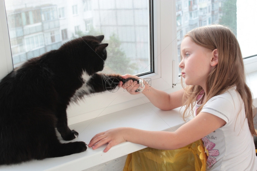 青少年微笑男小女孩和黑猫有关联在阳台上的窗帘跟黑猫女有关联者图片