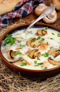 晚餐香菇和鸡肉配草的精致汤泥午餐起动机图片