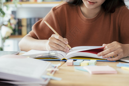 在书架前认真学习的女孩图片