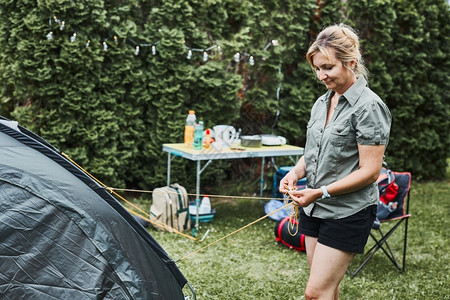 暑假户外野营搭帐篷图片