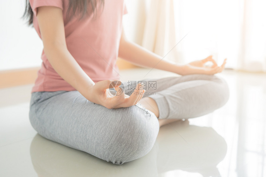 健康女坐在莲花瑜伽位置年轻健康女坐在家庭姿势运动中沉思生活方式和放松的观念上体贴近身和半健康女人们练习安详图片