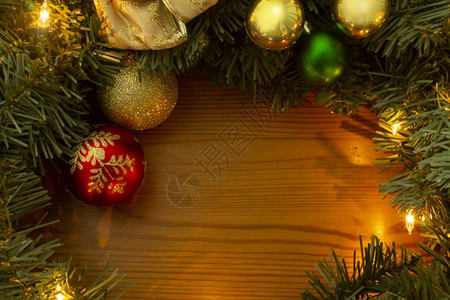 木桌上的绿色圣诞树枝背景图片
