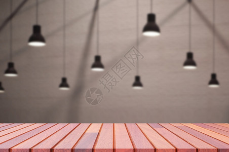 房间室内的木头装饰吊灯背景模糊的空木板桌内置室装饰设计图片