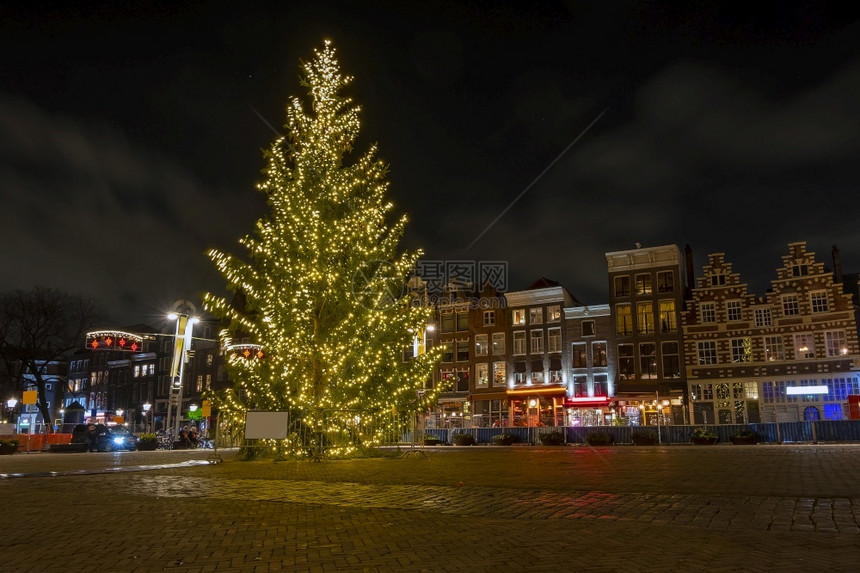 新市场Nieuwmarkt圣诞节在荷兰阿姆斯特丹晚上黄昏暮图片