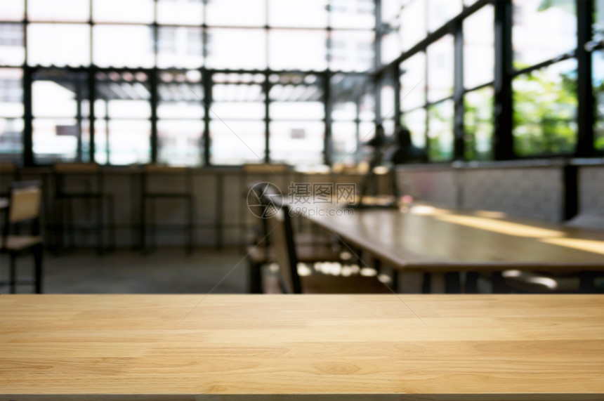 最佳零售老的在模糊咖啡厅前空木板桌咖啡厅背景图片