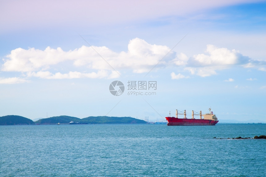 起重机早上在山后面的海上登船造港口贸易图片