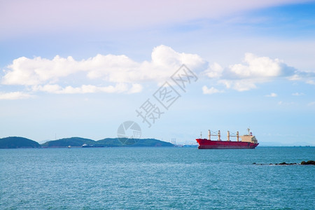 起重机早上在山后面的海上登船造港口贸易图片