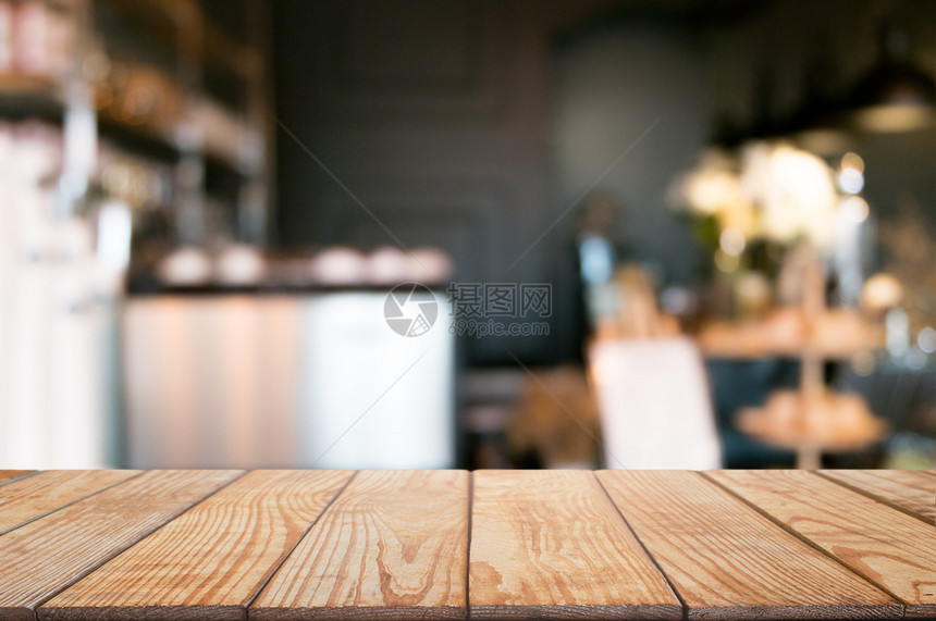 咖啡厅背景模糊的咖啡厅桌边空木纸产品料展示图片