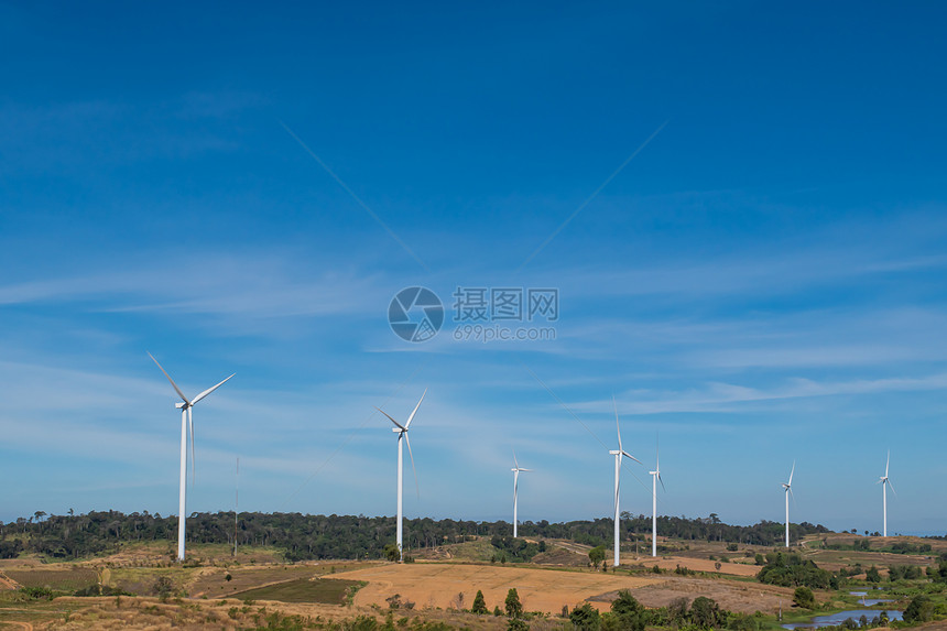 秋山风车台力涡轮机在蓝天背景下为秋山风车提供电力的公园超过图片