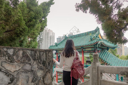 洪乐趣在香港旅游的亚洲女行家后面香港城市旅行女者在香港背包客快乐的高清图片素材