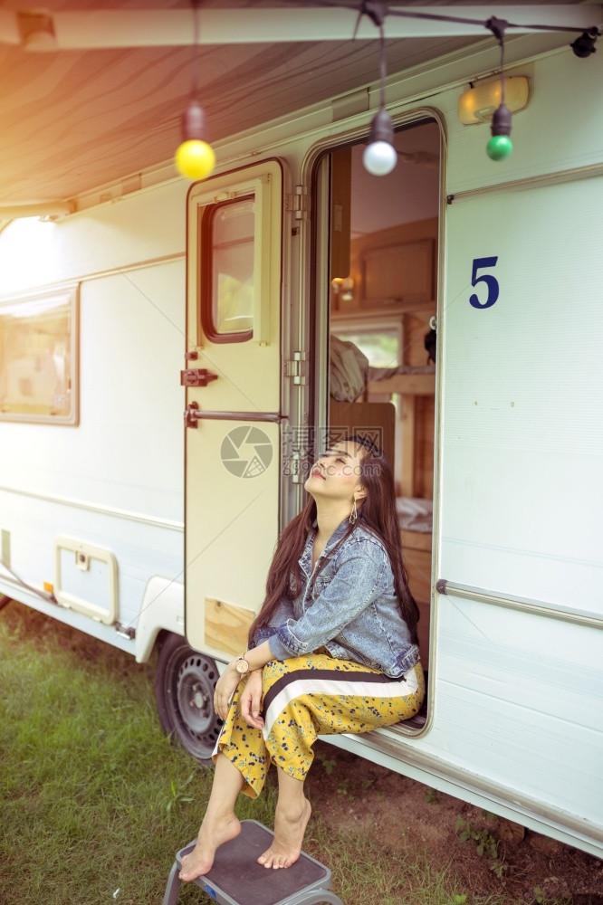 驾驶假期夏日坐在野营车里的美丽年轻女士闲暇图片
