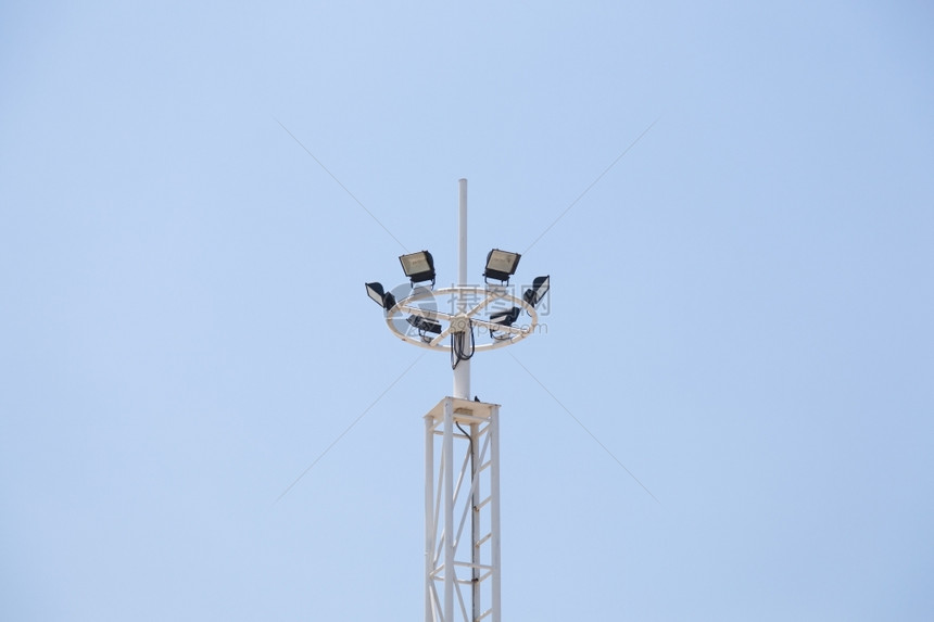 行业电线杆上挂着明灯在电线杆上安装亮灯泛光自然图片