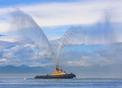 船星期桑在帕西尼海的堪察加喷洒水图片