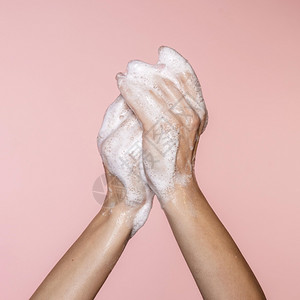 女士温泉粉色的将妇女洗手者与粉色隔离图片