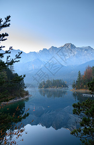日出旅行山湖中阿尔卑斯的反射如画图片