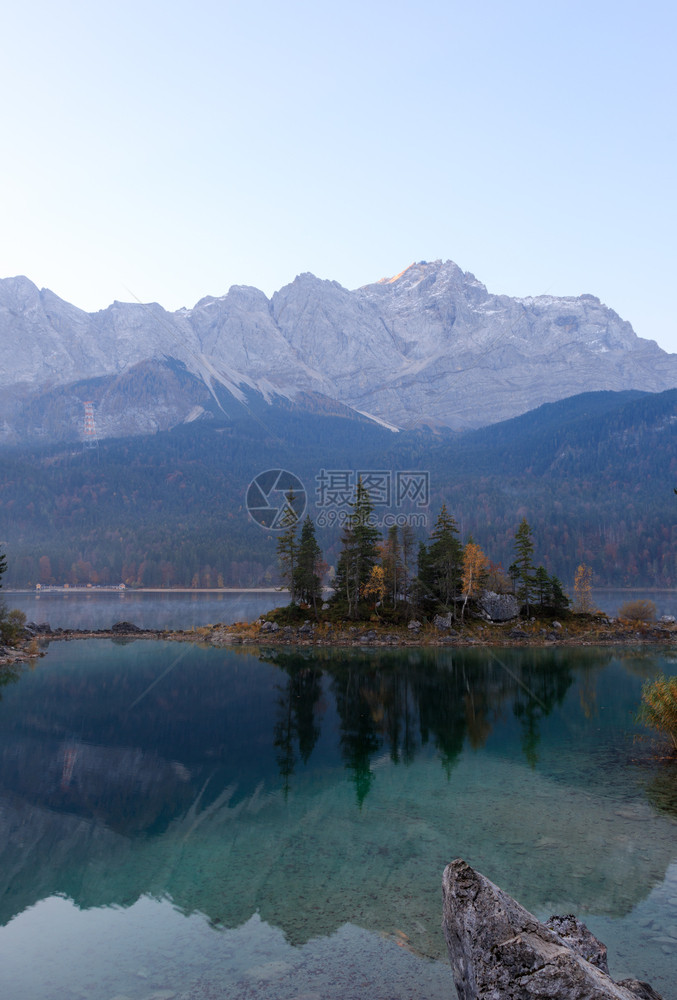 山湖中阿尔卑斯的反射惊人岛颜色图片
