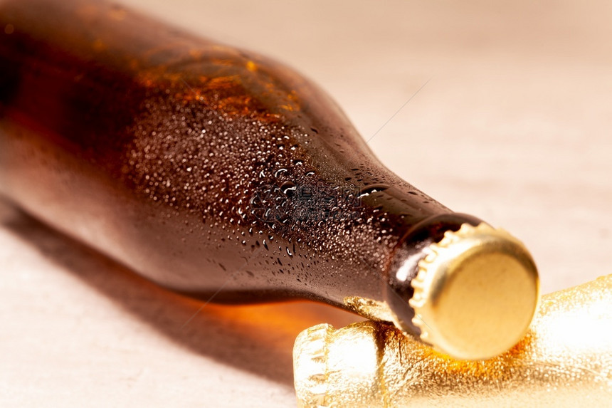 喝满的气泡一瓶啤酒安柏躺在胶囊里图片