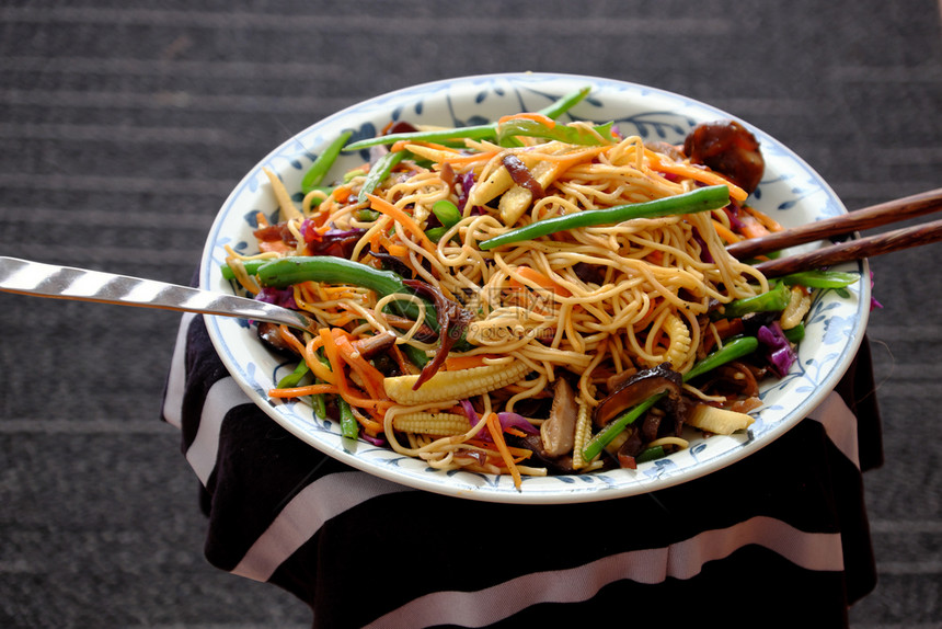 胡萝卜纤维材料面条混合蔬菜越南素食菜供者吃配有彩色绿菜异麦和蘑菇可以很快在家做早餐图片