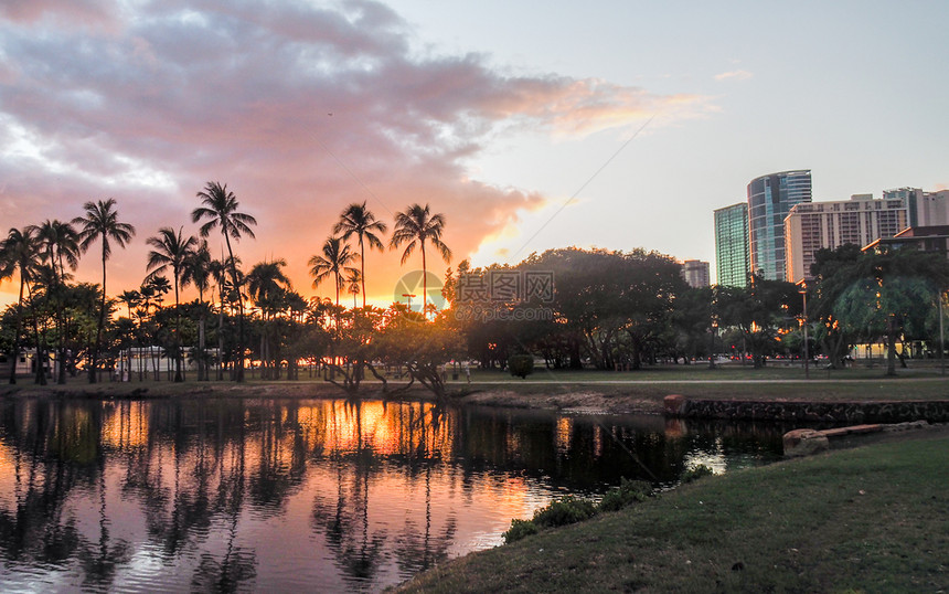 檀香山阿拉莫纳海滩公园的彩色云和棕榈树将日落反射到泻湖上阿拉莫纳海滩公园的日落天空环境夏威夷图片