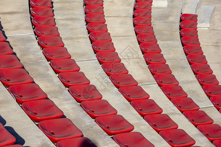 在阳光明媚的日子里户外戏院一排空塑料红色椅子建造筑学体育场图片
