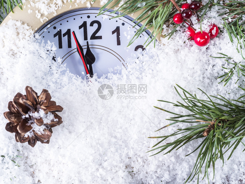 生活袜圣诞钟和冬季雪上装饰快乐新年概念圣诞钟与冬叶和浆果合在一起假期图片