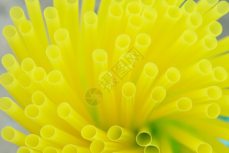 圆圈管子草编塑料c背景黄色银幕许多群体塑料果汁图片