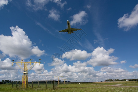 降落在Amsterdam机场的不明身份飞机速度技术帮助图片