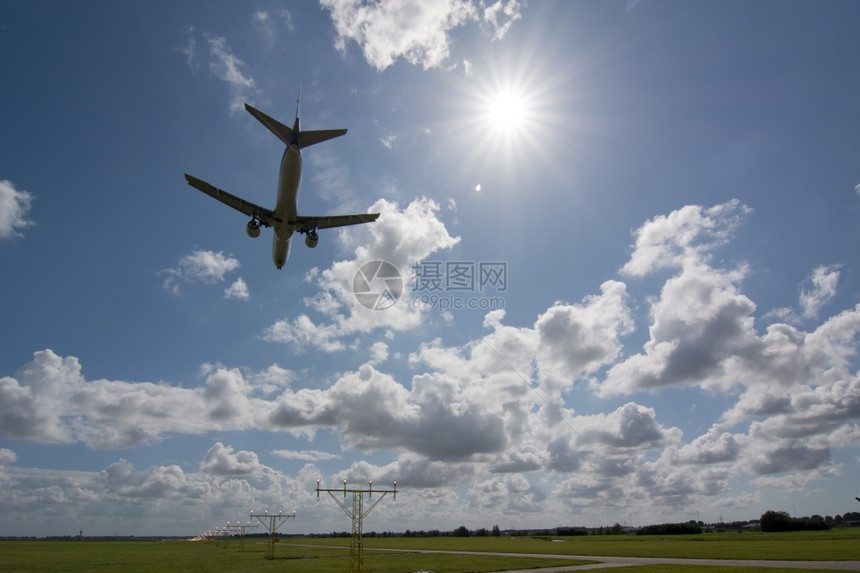 降落在Amsterdam机场的不明身份飞机日出景观方法图片