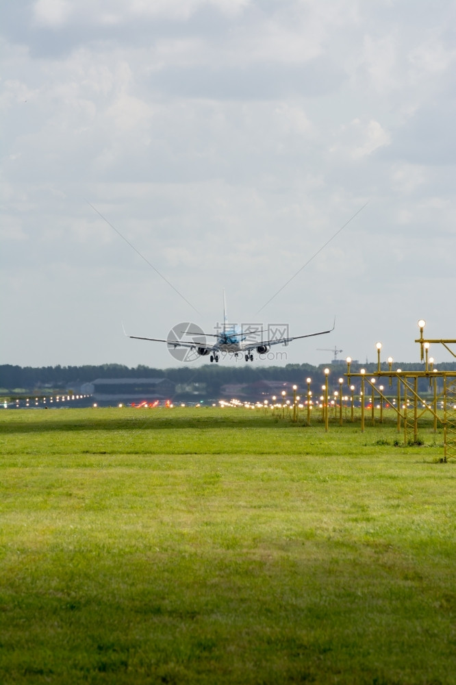 黄色的运输技术降落在Amsterdam机场的不明身份飞机图片