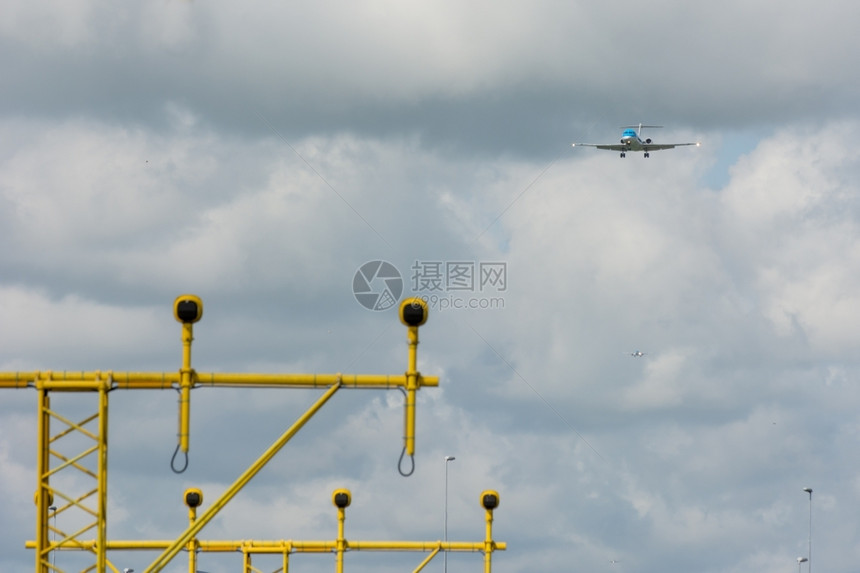 灯降落在Amsterdam机场的不明身份飞机方法商业图片