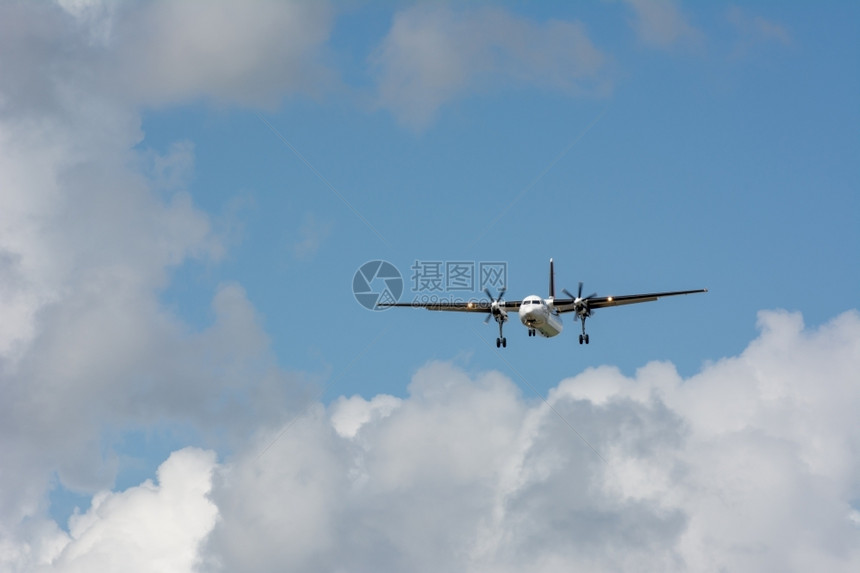 降落在Amsterdam机场的不明身份飞机商业喷射多云的图片
