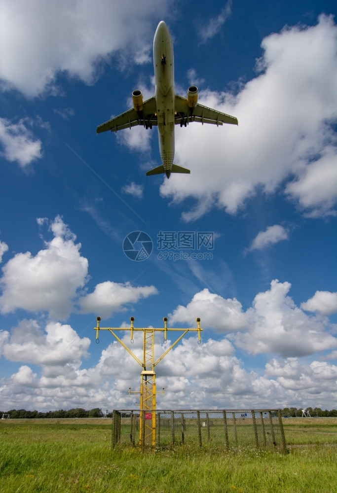 商业的降落在Amsterdam机场的不明身份飞机安全夏天图片