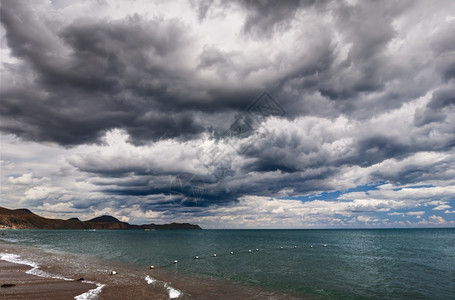 雷暴风雨在海面上空的云层景丰富多彩的观图片