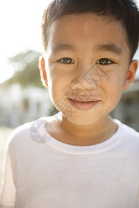 皮肤眼睛紧地面对着亚洲儿童牙齿笑脸口服图片
