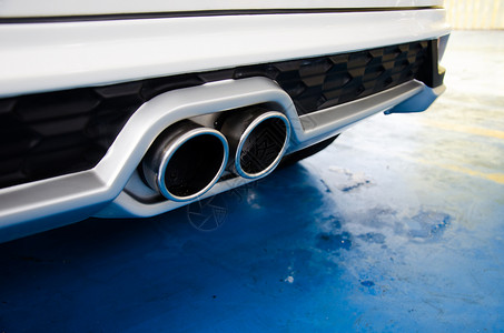 发动机抽烟一氧化碳封闭汽车排气管图片