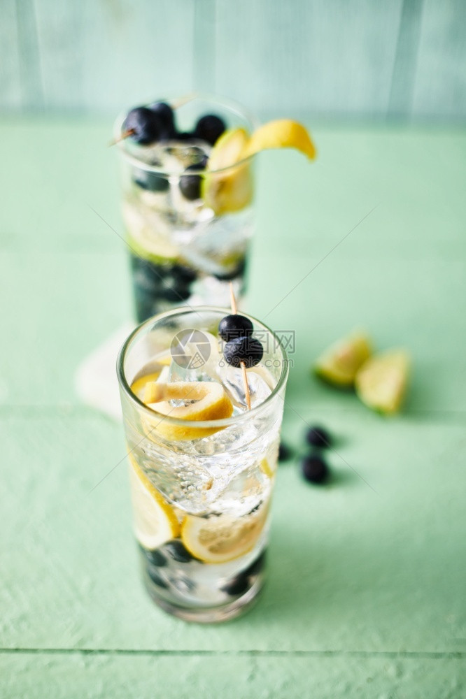 夏季新鲜蓝莓柠檬水鸡尾酒叶子玻璃果汁图片