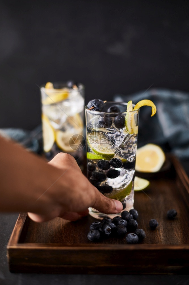 夏季新鲜蓝莓柠檬水鸡尾酒寒冷的液体饮料图片