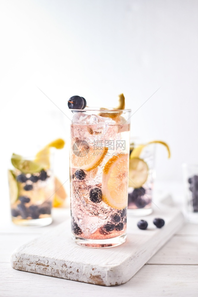 浆果有机的凉爽夏季新鲜蓝莓柠檬水鸡尾酒图片