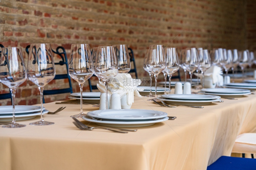 盛装满空酒杯和白色板的喜宴桌设置特殊活动桌设置表闪亮的庆典喝图片