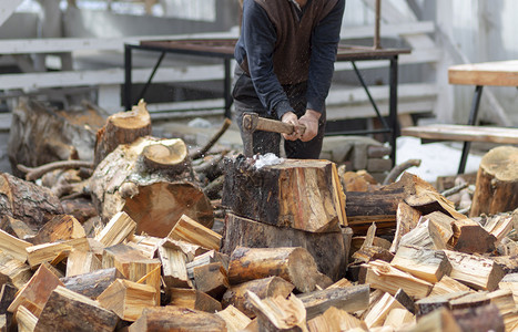处理土耳其用砍断木柴的匠劈材高清图片