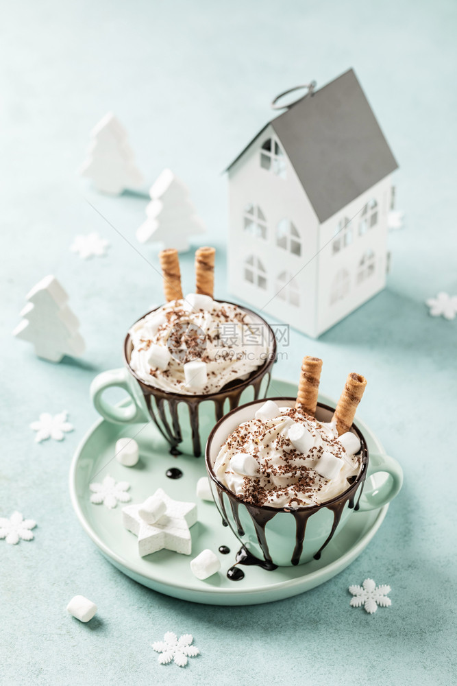 玛奇朵热巧克力节甜点加奶油或冰淇淋温暖的美食图片