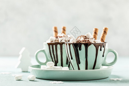 和风喜庆的甜热巧克力节点加奶油或冰淇淋图片