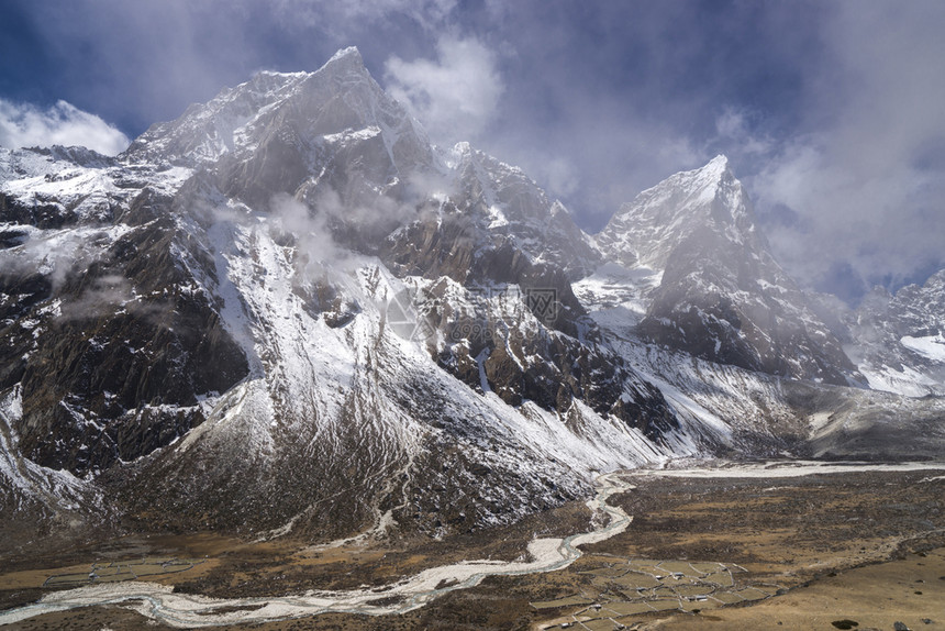 户外多云的与塔波切和乔拉特斯高峰会珠穆基营地的Periche山谷在尼泊尔长途跋涉胆酸图片