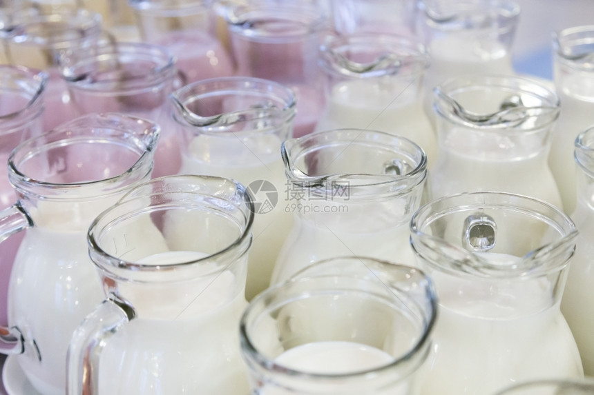 许多装牛奶和酸的玻璃罐子早餐开菲尔瓶乳制品图片